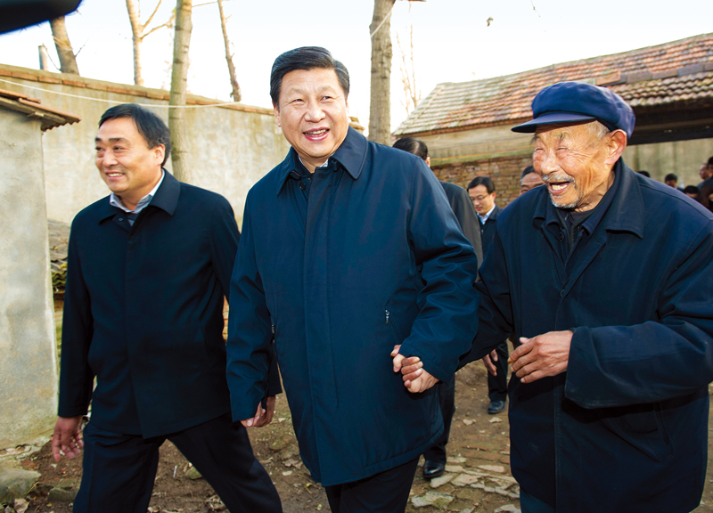 　2013年11月24日至28日，中共中央總書記、國(guó)家主席、中央軍委主席習(xí)近平在山東考察。 這是25日下午，習(xí)近平在地處沂蒙老區(qū)的臨沭縣曹莊鎮(zhèn)朱村親切地拉著83歲的“老支前”王克昌的手去他家看望。 新華社記者 謝環(huán)馳/攝