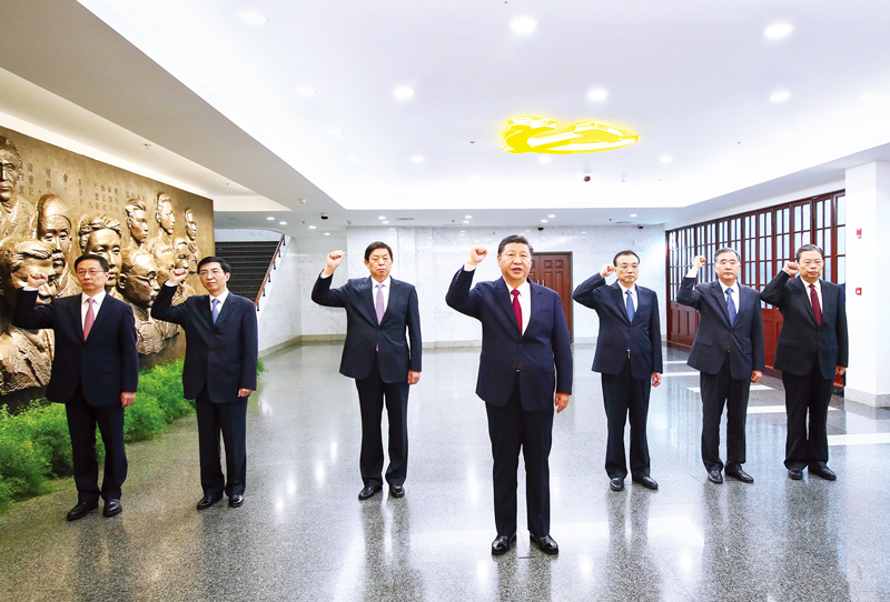 　2017年10月31日，中共中央總書記、國(guó)家主席、中央軍委主席習(xí)近平帶領(lǐng)中共中央政治局常委李克強(qiáng)、栗戰(zhàn)書、汪洋、王滬寧、趙樂(lè)際、韓正，瞻仰上海中共一大會(huì)址和浙江嘉興南湖紅船。這是31日上午，在上海中共一大會(huì)址紀(jì)念館，習(xí)近平帶領(lǐng)其他中共中央政治局常委同志一起重溫入黨誓詞。 新華社記者 蘭紅光/攝