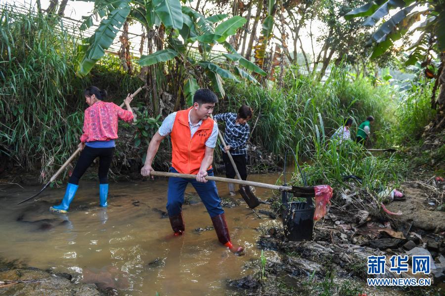 2020年5月2日，廣西興業(yè)縣小平山鎮(zhèn)金華村駐村第一書記董積有（左二）與村民一起清理河道中的淤泥和垃圾。新華社記者 曹祎銘 攝